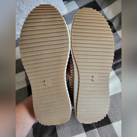 NWOT Universal thread shoes - Picture 7 of 7